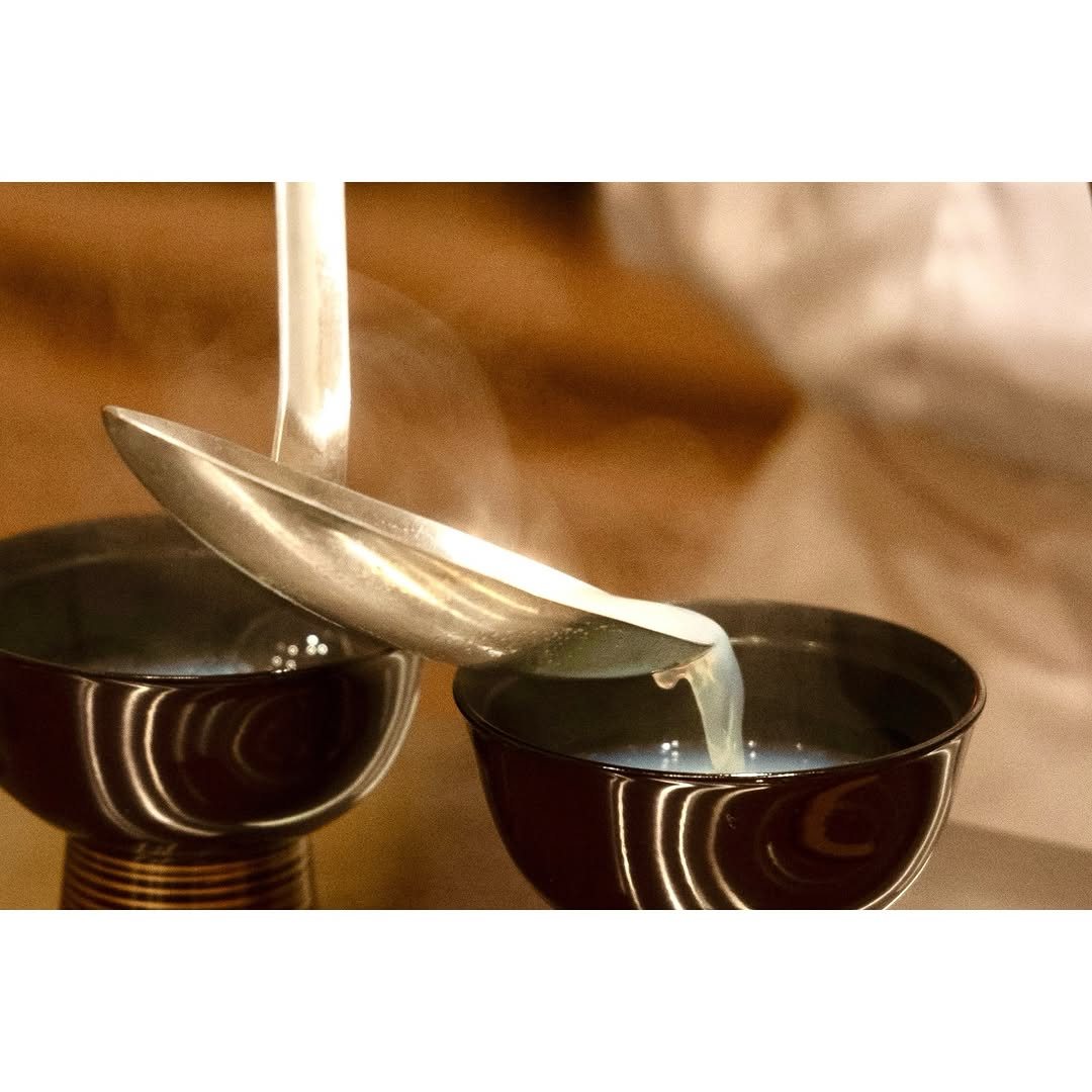 椀に出汁を注ぐ様子
